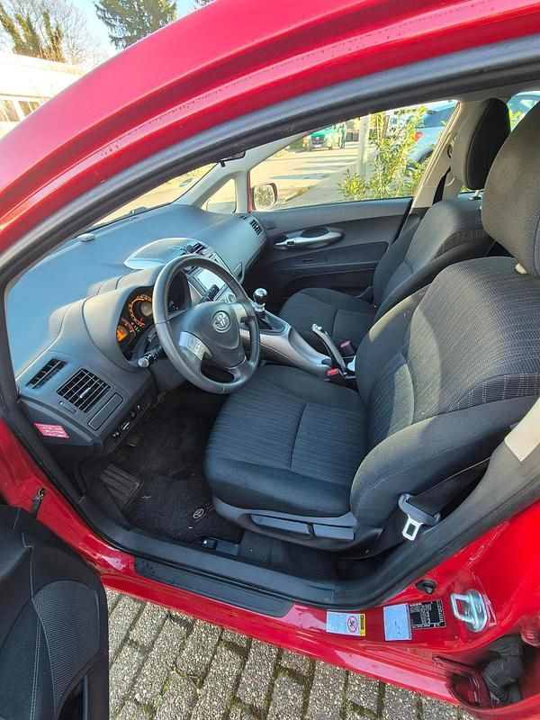 Gebraucht Toyota Auris 101 PS (74 kW) 2009 Rot Kleinwagen
