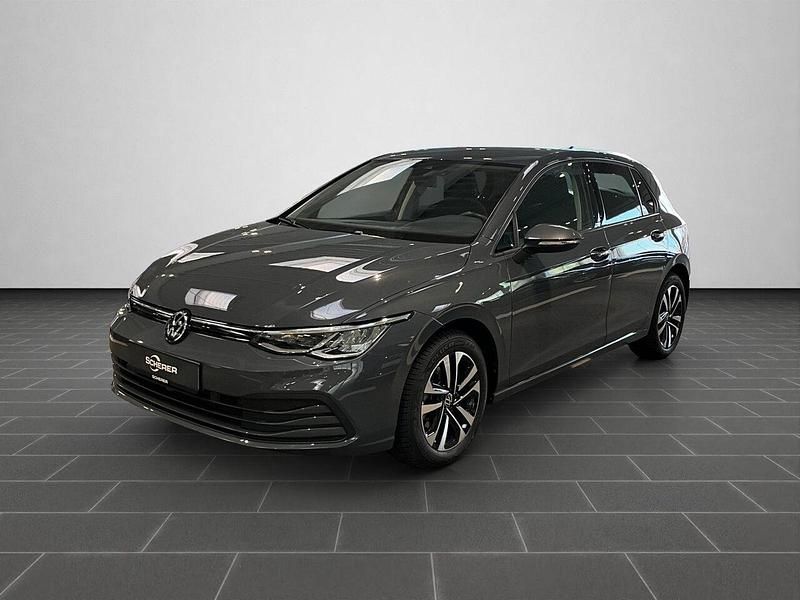 Delfingrau metallic (metallic) Gebraucht 2021 VW Golf VIII Life Limousine | 15.990 € (Superpreis) - Bild 1/4