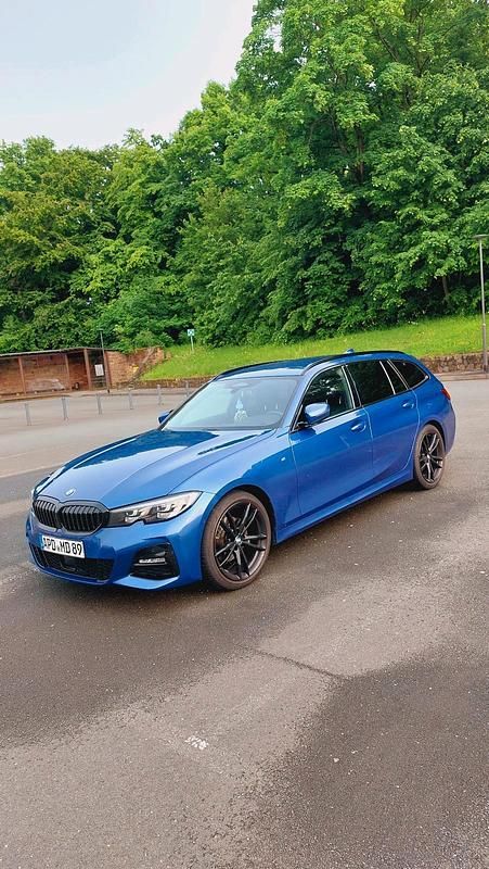 Gebraucht BMW 320e 190 PS (139 kW) 2020 Blau Kombi