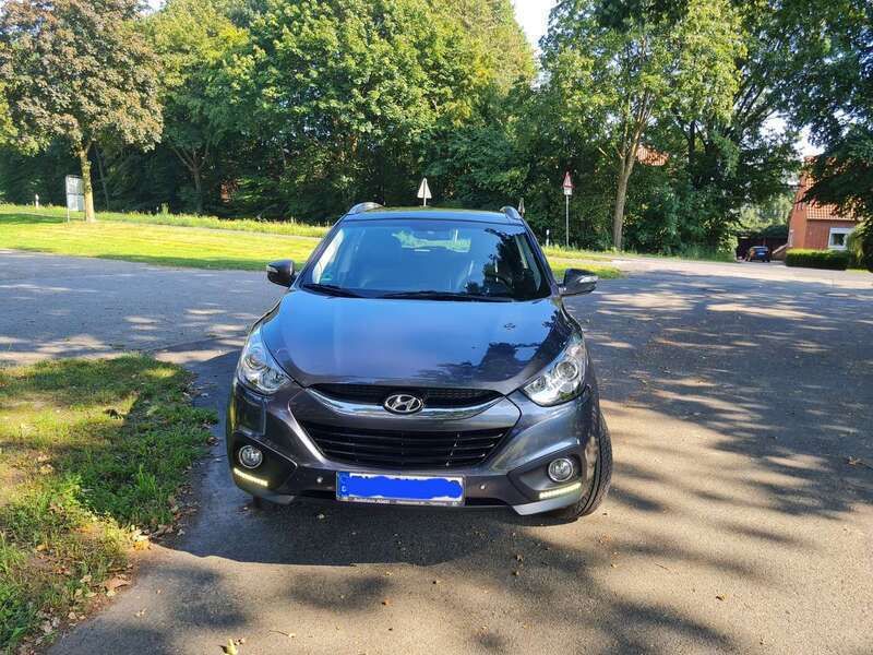 Grau Gebraucht 2011 Hyundai ix35 Style SUV | 8.600 € (Fairer Preis) - Bild 1/4