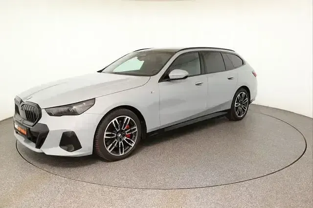 Gebraucht BMW 540 M Sport 303 PS (222 kW) 2025 Grau Kombi