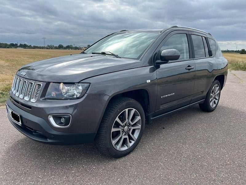Grau Gebraucht 2016 Jeep Compass SUV | 14.600 € (Fairer Preis) - Bild 1/4