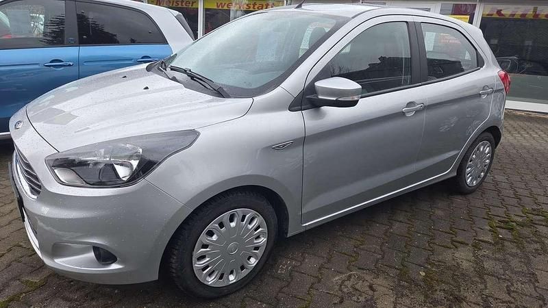 Gebraucht Ford Ka Basis 69 PS (50 kW) 2017 Polarsilber metallic Limousine