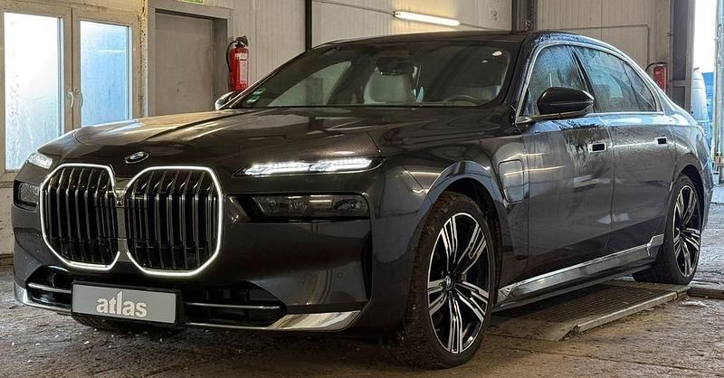 Gebraucht BMW 750e 313 PS (230 kW) 2024 Grau Limousine