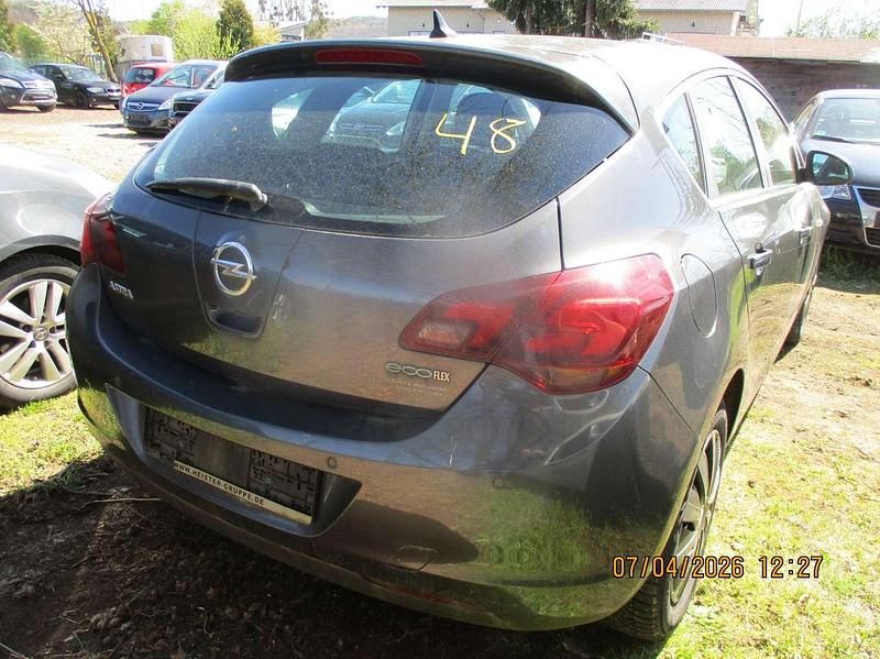 Używany Opel Astra Design Edition 95 KM (69 kW) 2010 Szary Sedan/Limuzyna