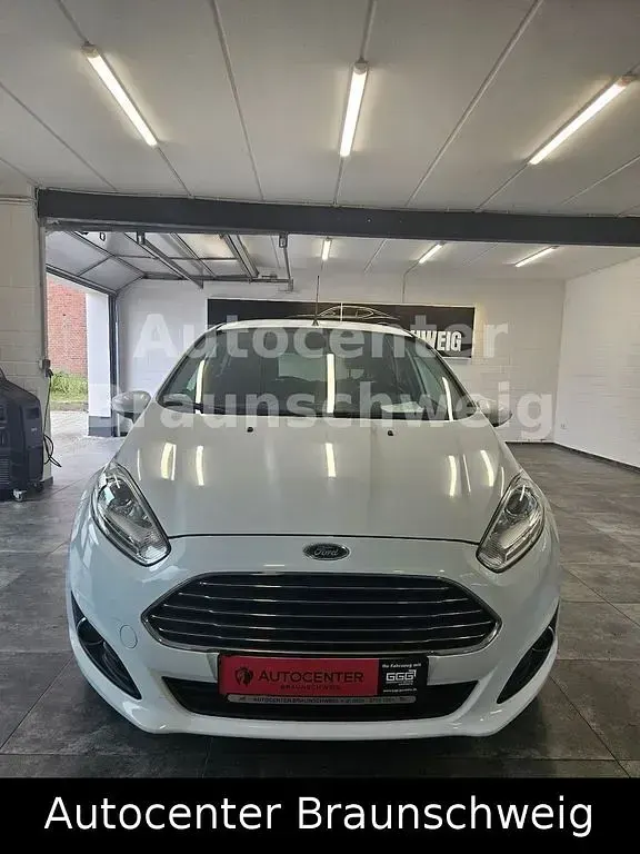 Gebraucht Ford Fiesta Titanium 101 PS (74 kW) 2013 Weiß Limousine