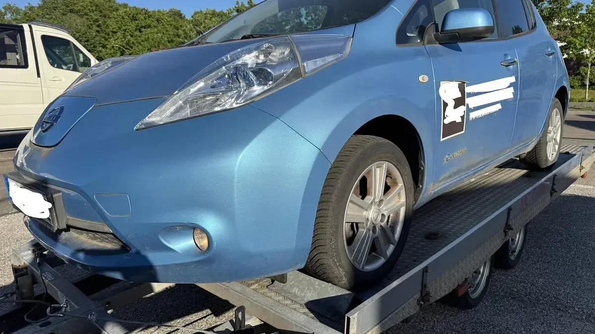 Gebraucht Nissan Leaf Basis 80 kW (109 PS) 2012 Blau (efficient blue (m)) Kleinwagen