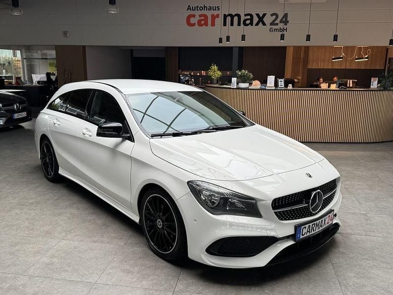 Weiß Gebraucht 2019 Mercedes CLA180 AMG line Limousine | 18.470 € (Guter Preis) - Bild 1/4
