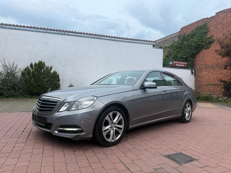 Grau Gebraucht 2011 Mercedes E220 Avantgarde Limousine | 6.800 € (Superpreis) - Bild 1/4
