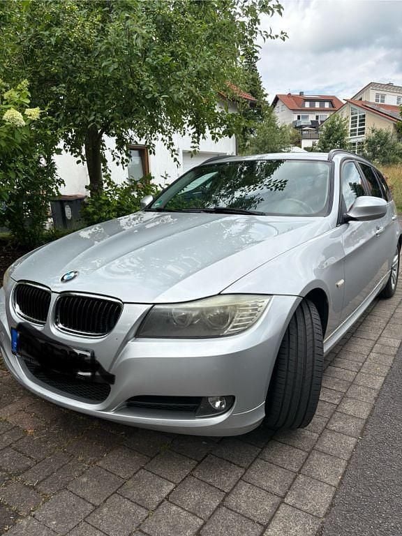Silber Gebraucht 2012 BMW 318 Kombi | 5.499 € (Guter Preis) - Bild 1/4