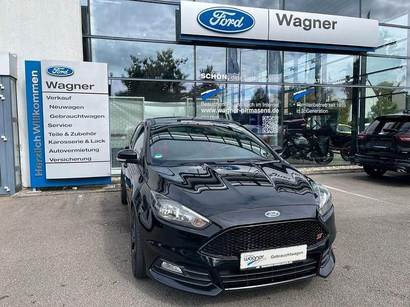 Schwarz Gebraucht 2015 Ford Focus Sport Limousine | 15.430 € (Etwas zu teuer) - Bild 1/4