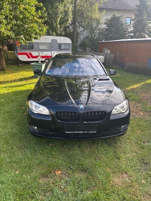 Schwarz Gebraucht 2011 BMW 530 Kombi | 6.857 € (Superpreis) - Bild 1/4