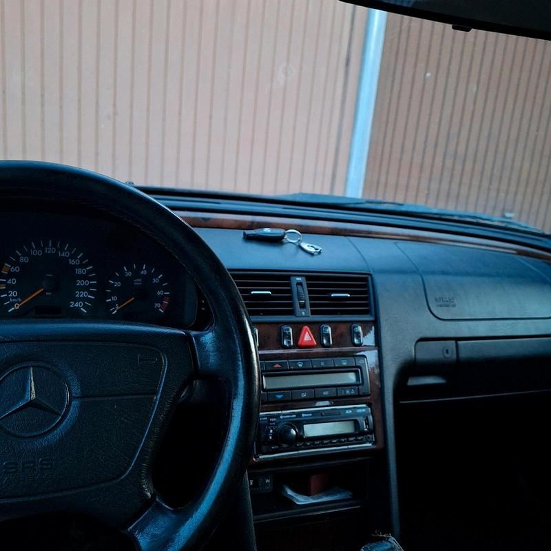 Gebraucht Mercedes C180 Elegance 122 PS (89 kW) 1997 Grau Kombi