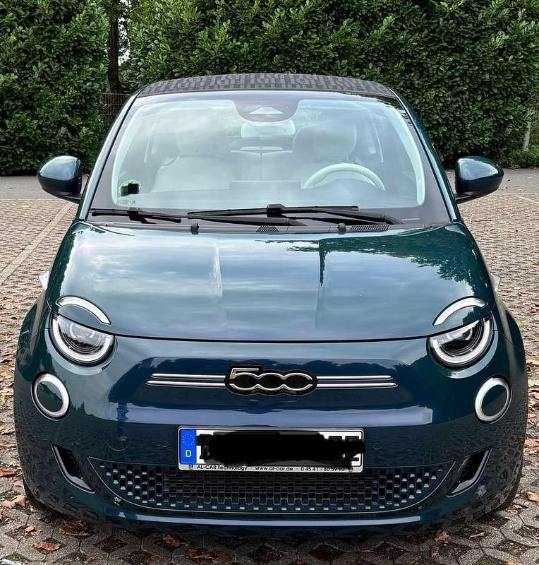 Grün Gebraucht 2022 Fiat 500e La Prima Cabrio | 26.900 € (Teuer) - Bild 1/4