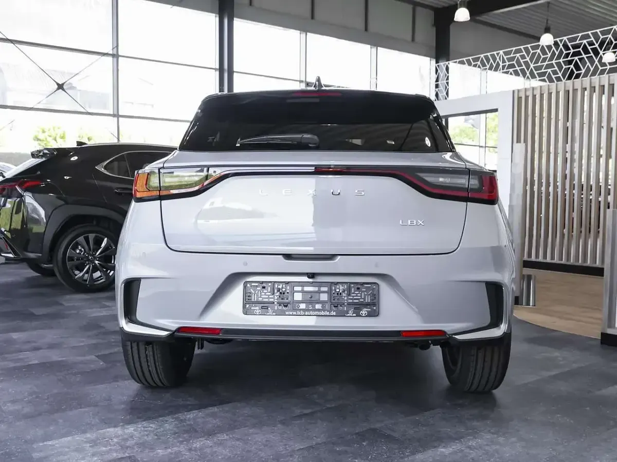 Neu Lexus LBX 136 PS (100 kW) 2026 Grau SUV