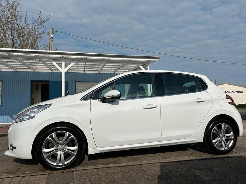 Gebraucht Peugeot 208 Style 92 PS (67 kW) 2014 Weiß Kleinwagen