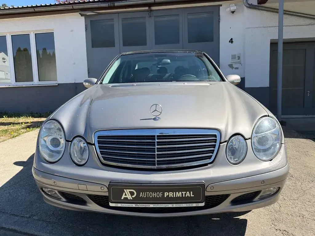 Second-hand Mercedes E220 150 CP (110 kW) 2004 Argintiu Berlinǎ