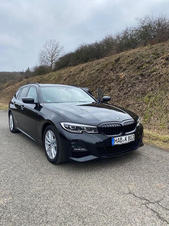 Schwarz Gebraucht 2019 BMW 320 M Sport Limousine | 21.490 € (Superpreis) - Bild 1/4