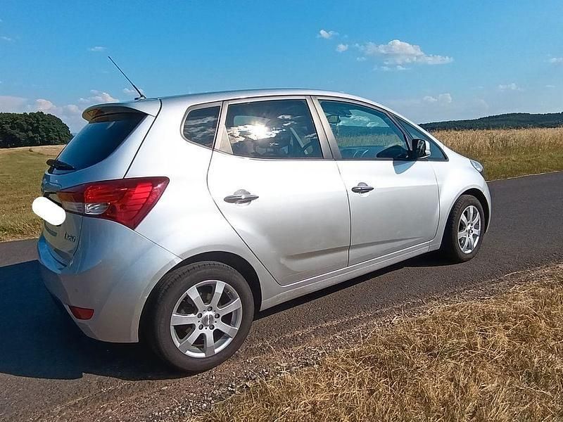 Silber Gebraucht 2011 Hyundai ix20 Van / Kleinbus | 7.300 € (Superpreis) - Bild 1/4