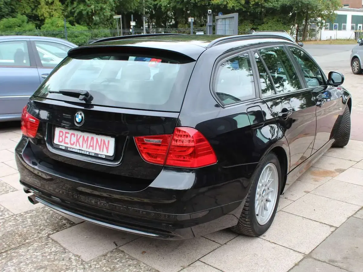 Gebraucht BMW 318 143 PS (105 kW) 2011 Black sapphire metallic Kombi