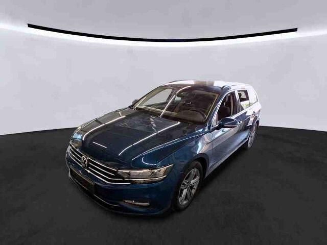 Aquamarinblau metallic (metallic) Gebraucht 2022 VW Passat Business Kombi | 23.290 € (Guter Preis) - Bild 1/4