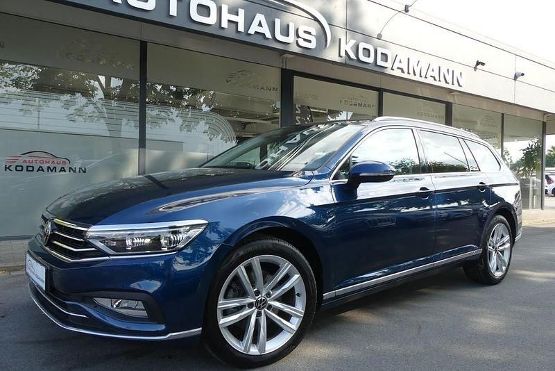 Aquamarinblau metallic Gebraucht 2023 VW Passat Elegance Kombi | 29.770 € (Fairer Preis) - Bild 1/4
