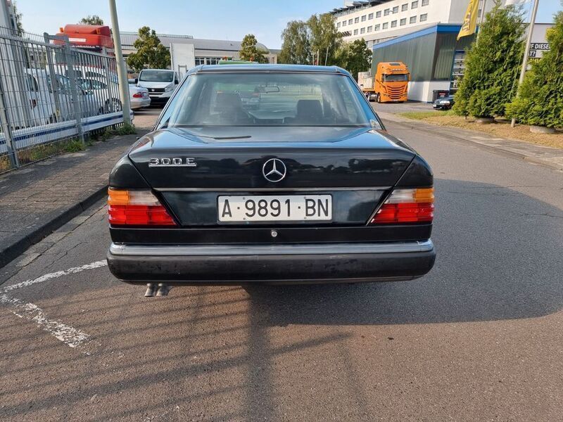 Gebraucht Mercedes E300 179 PS (131 kW) 1990 Schwarz Limousine