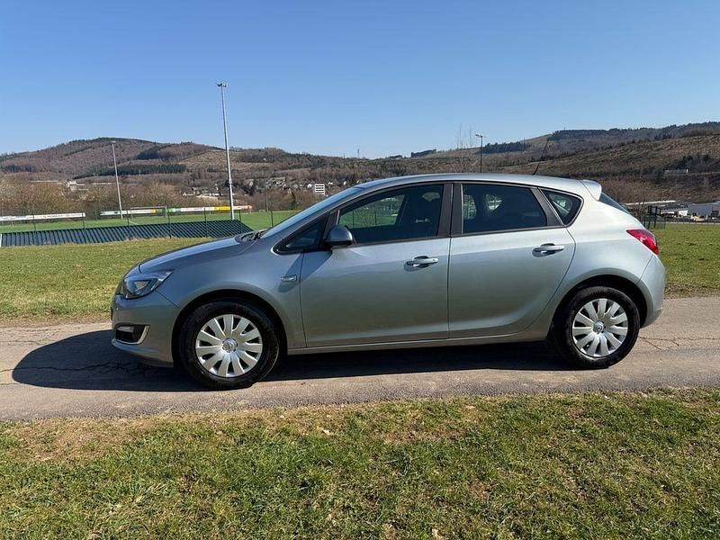 Gebraucht Opel Astra Edition 165 PS (121 kW) 2013 Silber Limousine