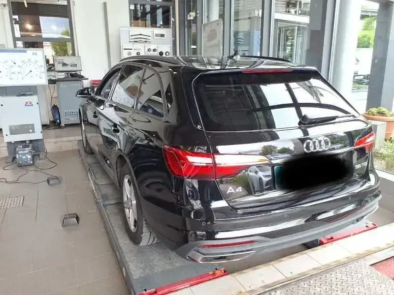 Gebraucht Audi A4 Design 163 PS (119 kW) 2023 Brillantschwarz Kombi