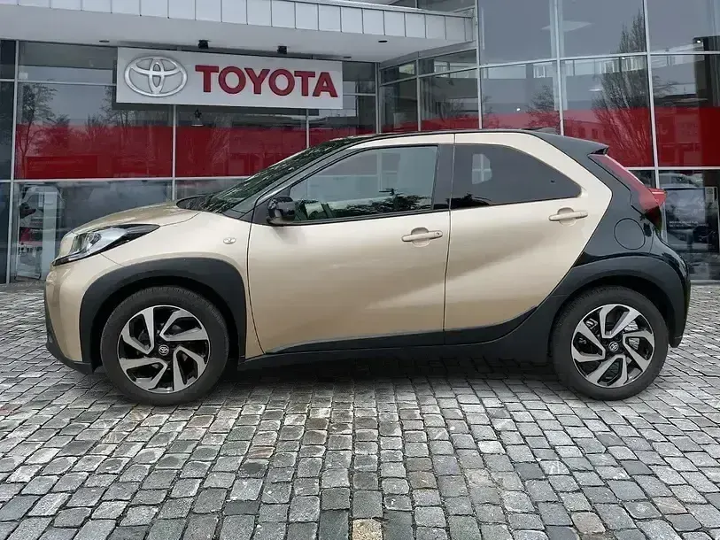 Gebraucht Toyota Aygo Pulse 72 PS (52 kW) 2023 Ginger beige (4u9)/ black mica (209) (metallic) Kleinwagen