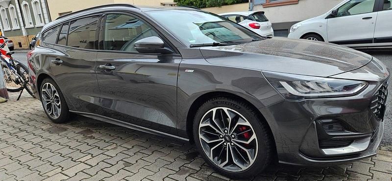 Grau Gebraucht 2022 Ford Focus ST-Line Kombi | 14.950 € (Fairer Preis) - Bild 1/4