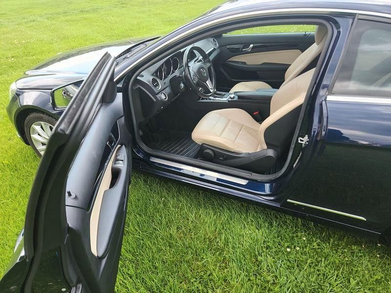 Blau Gebraucht 2011 Mercedes C180 Coupé | 11.331 € (Fairer Preis) - Bild 1/4