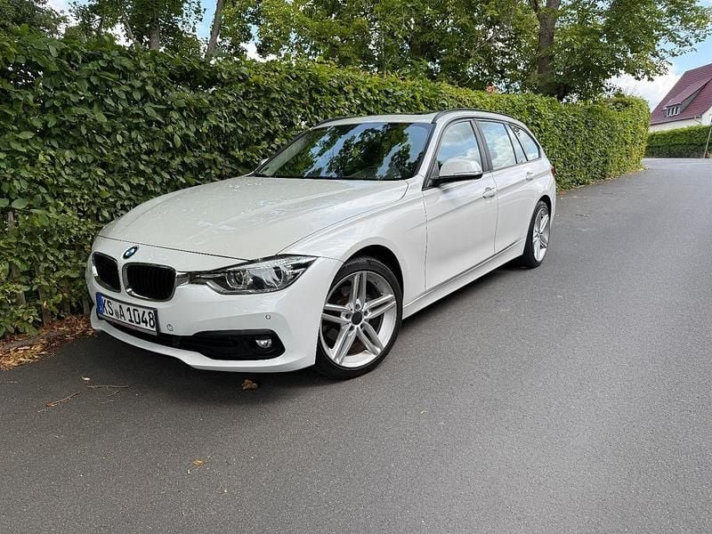 Weiß Gebraucht 2015 BMW 318 Advantage Kombi | 12.995 € (Fairer Preis) - Bild 1/4