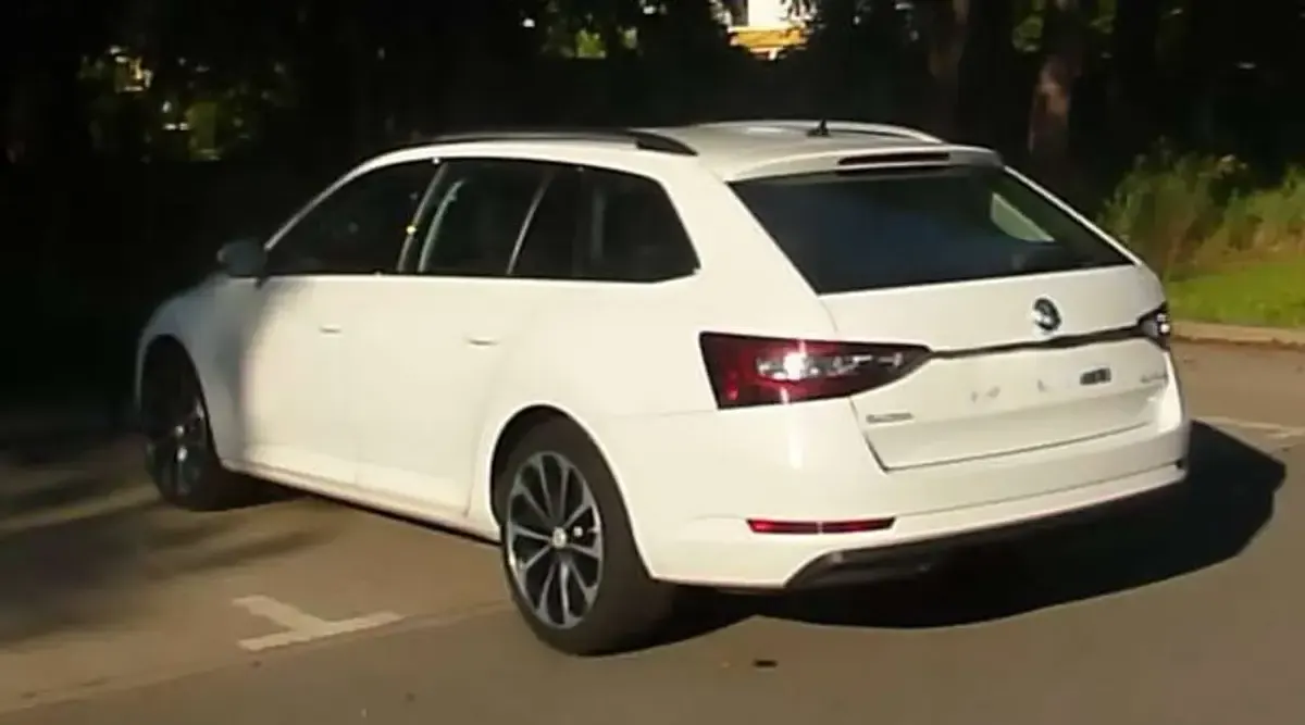 Gebraucht Skoda Superb Style 150 PS (110 kW) 2017 Weiß Kombi