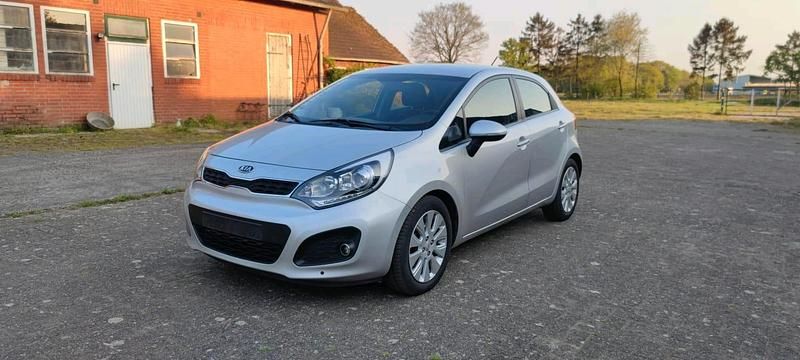 Gebraucht Kia Rio 90 PS (66 kW) 2011 Silber Kleinwagen