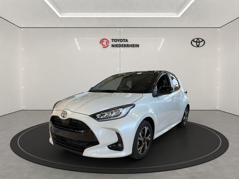 Weiß Gebraucht 2024 Toyota Yaris Hybrid Team Limousine | 23.870 € (Fairer Preis) - Bild 1/4