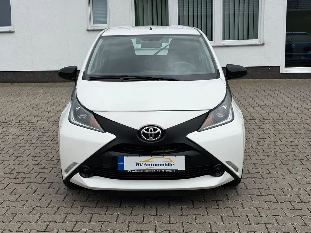 Używany Toyota Aygo 69 KM (50 kW) 2016 Biały Hatchback