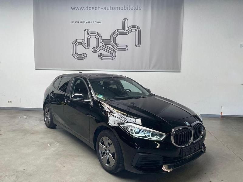 Schwarz ii/bonnet fluid black Gebraucht 2023 BMW 116 Advantage Kleinwagen | 23.490 € (Fairer Preis) - Bild 1/4