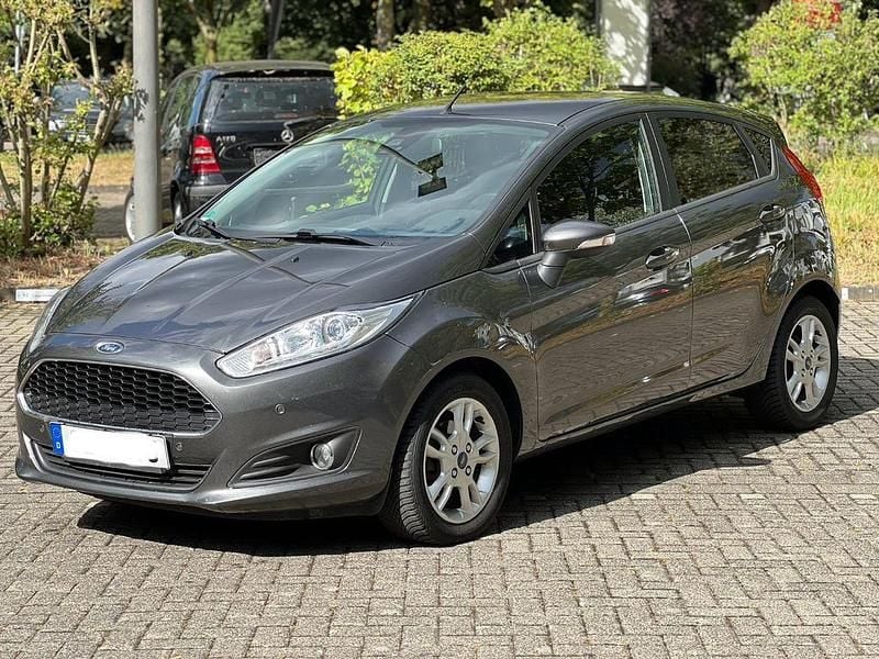 Grau Gebraucht 2017 Ford Fiesta Kleinwagen | 5.990 € (Guter Preis) - Bild 1/4