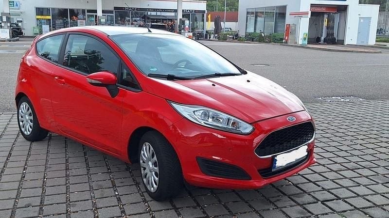 Rot Gebraucht 2016 Ford Fiesta Trend Kleinwagen | 5.499 € (Fairer Preis) - Bild 1/4