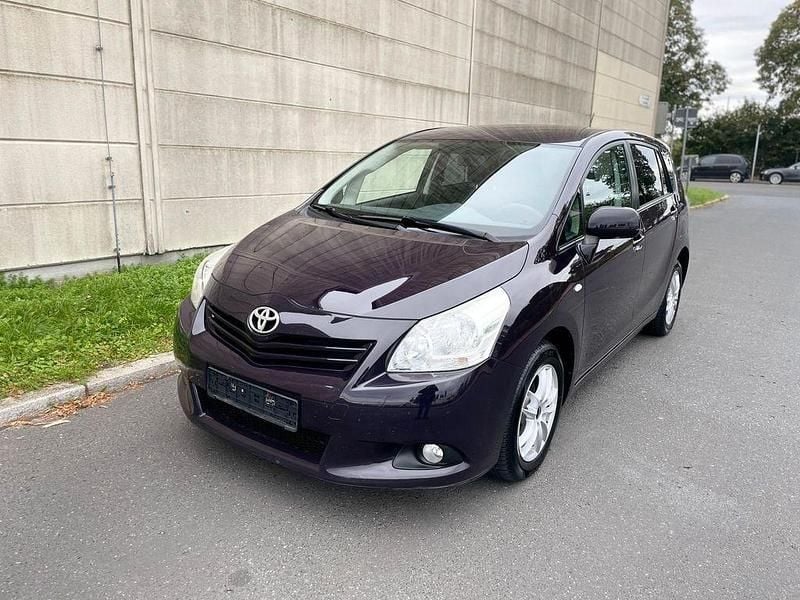 Rot Gebraucht 2009 Toyota Verso Life+ Van / Kleinbus | 6.999 € (Guter Preis) - Bild 1/4