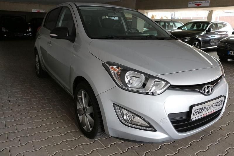 Gebraucht Hyundai i20 Edition 86 PS (63 kW) 2014 Silber Kleinwagen