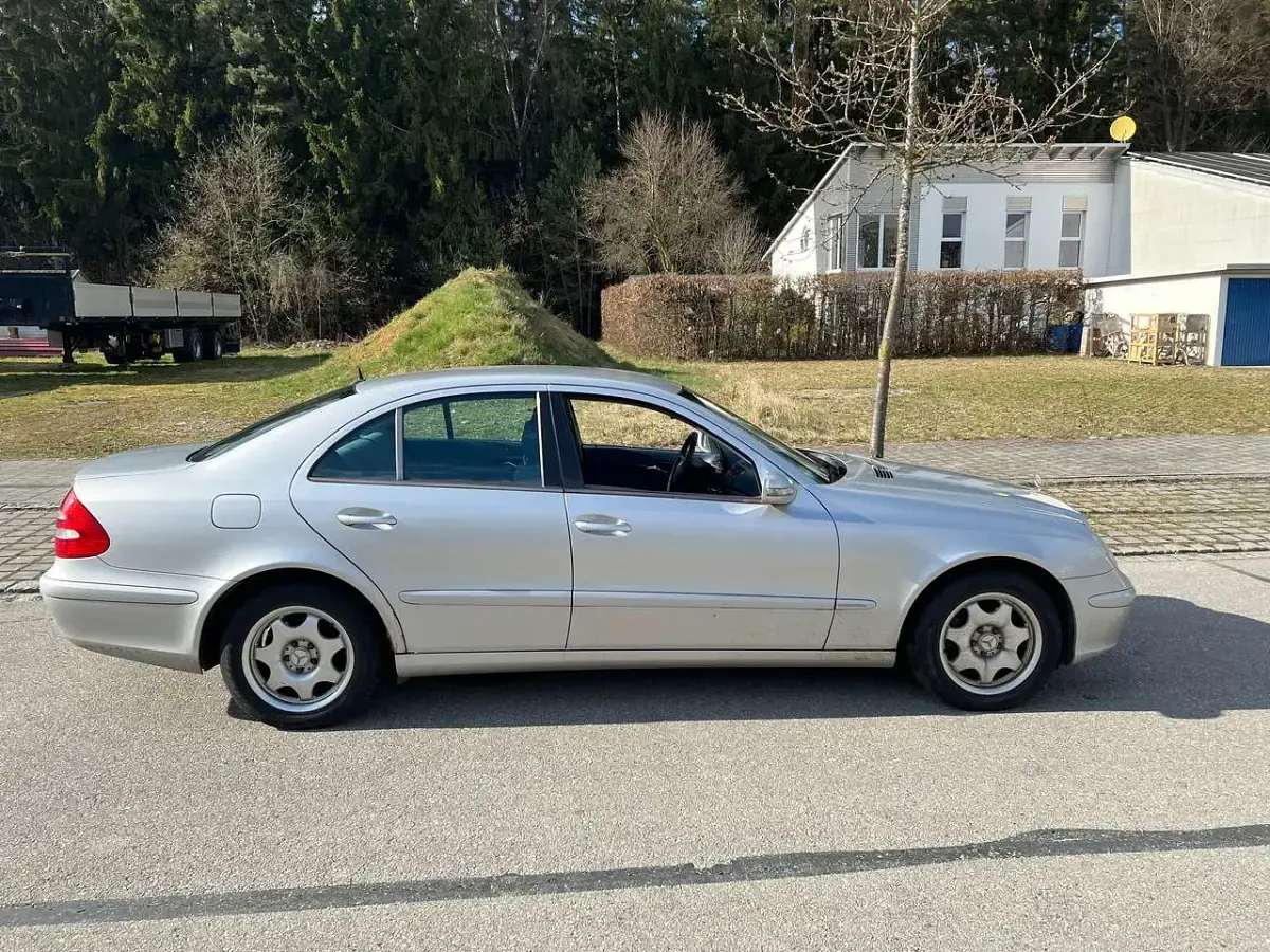 Second-hand Mercedes E220 Elegance 95 CP (69 kW) 2004 Argintiu Berlinǎ