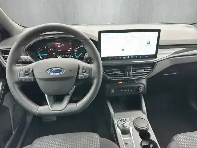 Używany Ford Focus ST-Line 116 KM (85 kW) 2025 Srebrny Sedan/Limuzyna