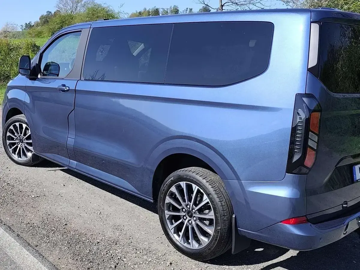 Gebraucht Ford Tourneo Custom Titanium 170 PS (125 kW) 2025 Blau Van