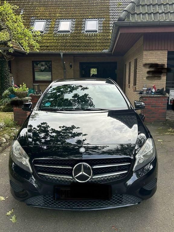 Schwarz Gebraucht 2013 Mercedes A180 Edition Limousine | 8.599 € (Guter Preis) - Bild 1/4