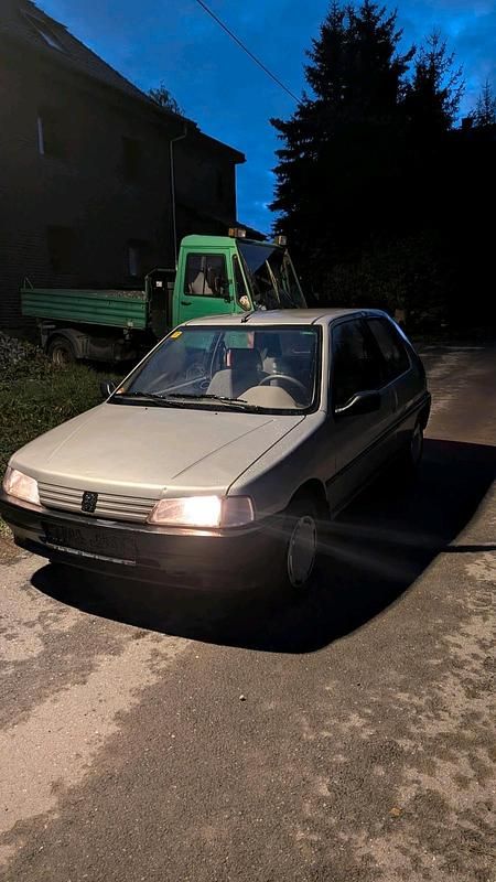 Grau Gebraucht 1993 Peugeot 106 Kleinwagen | 390 € - Bild 1/4