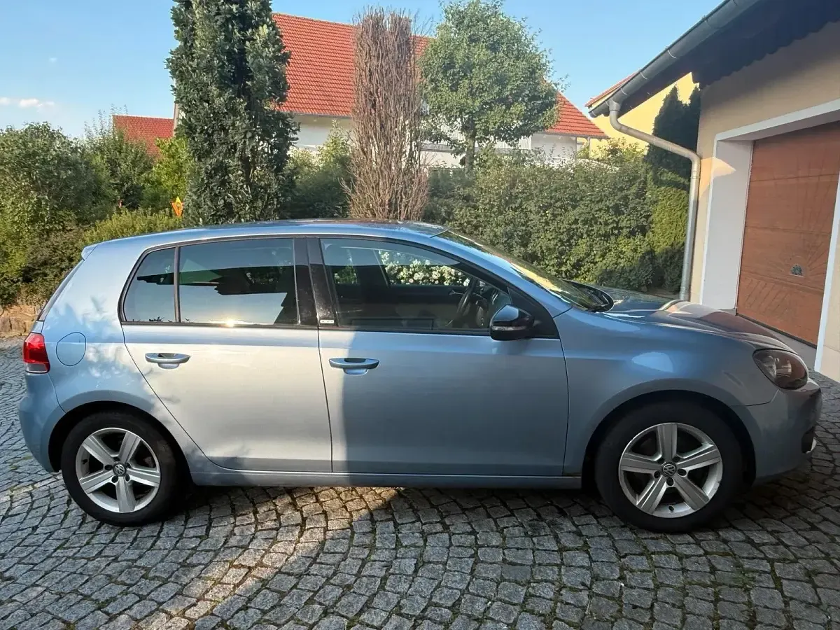 Gebraucht VW Golf VI 105 PS (77 kW) 2011 Blau Kleinwagen