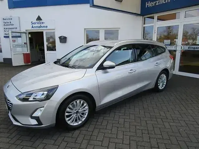 Gebraucht Ford Focus Titanium 125 PS (91 kW) 2021 Silber Limousine