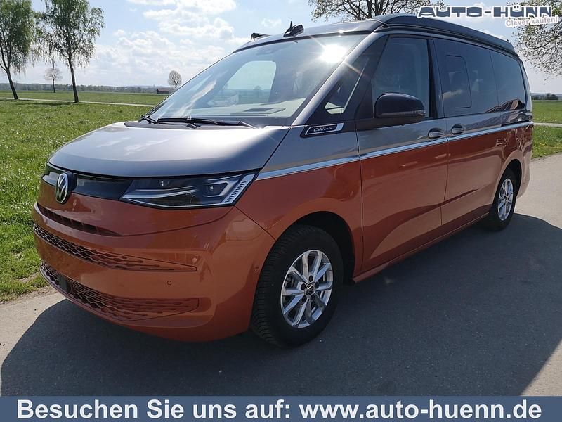 Gebraucht VW T7 Highline 150 PS (110 kW) 2024 Candyweiß / starlightblau metallic dach schwarz Van